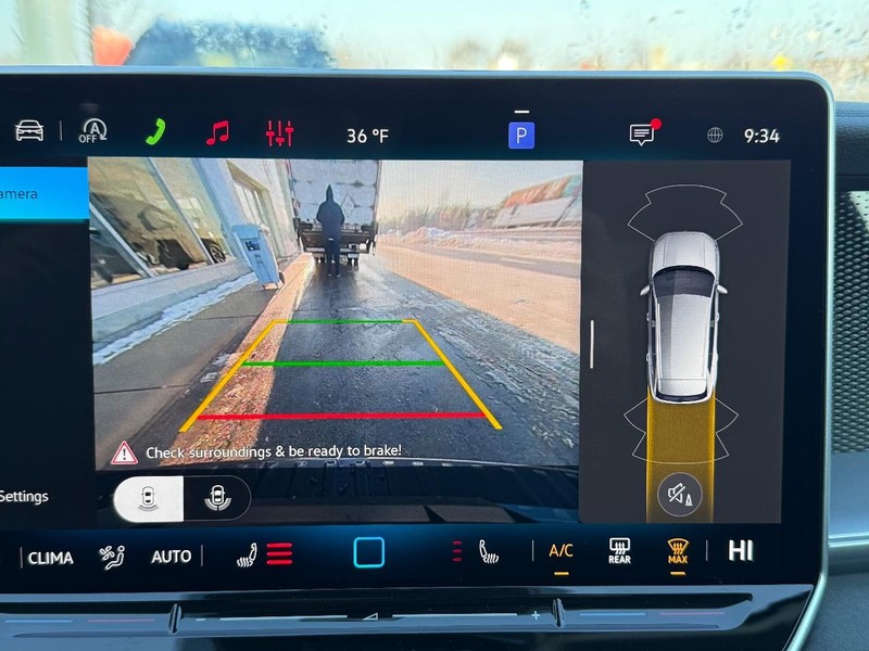 Volkswagen Tiguan Vehicle Full-screen Gallery Image 12