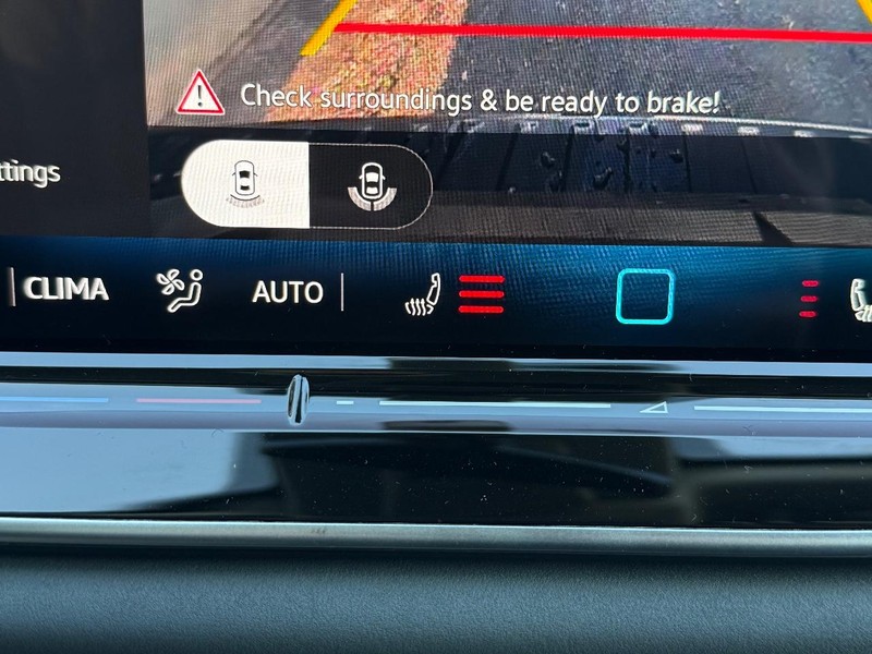 Volkswagen Tiguan Vehicle Full-screen Gallery Image 13