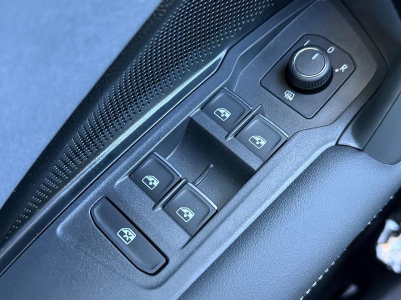 Volkswagen Tiguan Vehicle Full-screen Gallery Image 14