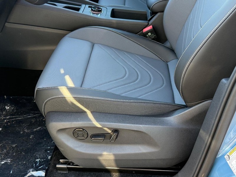 Volkswagen Tiguan Vehicle Full-screen Gallery Image 15