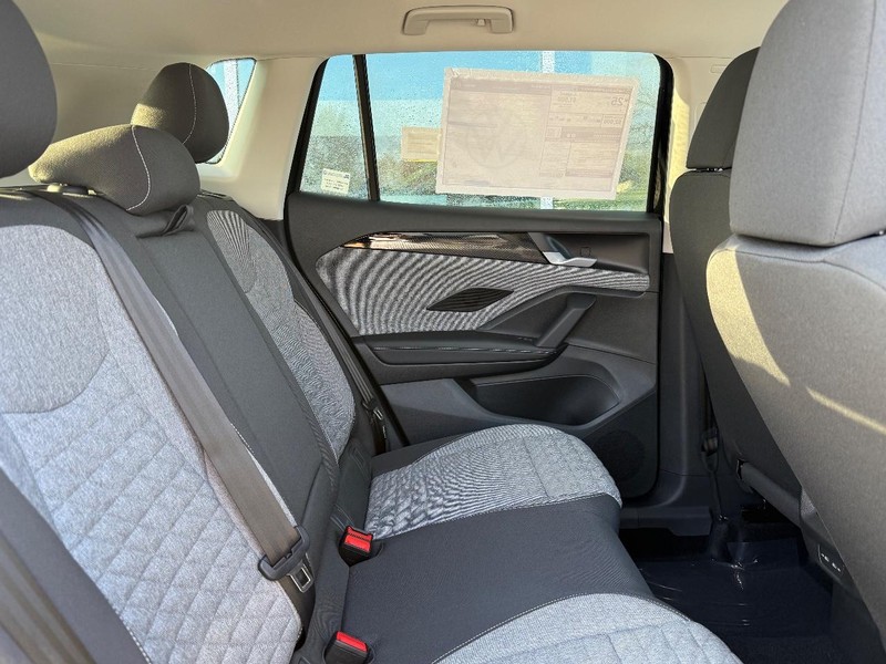 Volkswagen Tiguan Vehicle Full-screen Gallery Image 5