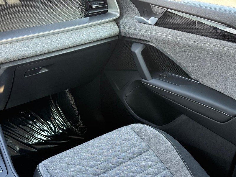 Volkswagen Tiguan Vehicle Full-screen Gallery Image 9