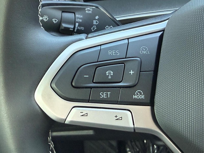 Volkswagen Tiguan Vehicle Full-screen Gallery Image 10