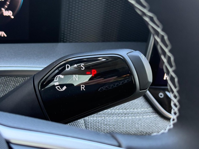 Volkswagen Tiguan Vehicle Full-screen Gallery Image 12