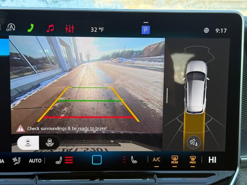 Volkswagen Tiguan Vehicle Full-screen Gallery Image 13