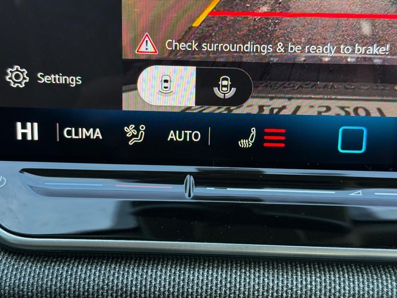 Volkswagen Tiguan Vehicle Full-screen Gallery Image 14