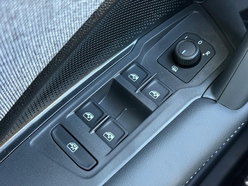 Volkswagen Tiguan Vehicle Full-screen Gallery Image 15