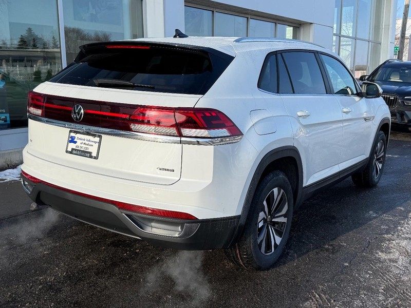 Volkswagen Atlas Cross Sport Vehicle Full-screen Gallery Image 3