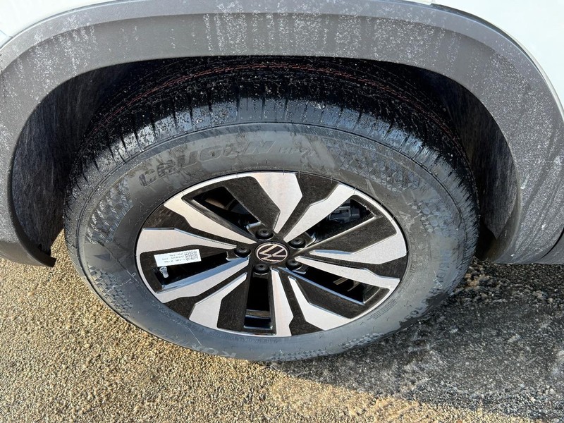 Volkswagen Atlas Cross Sport Vehicle Full-screen Gallery Image 4