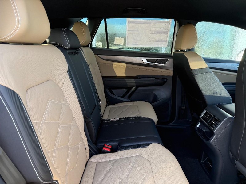 Volkswagen Atlas Cross Sport Vehicle Full-screen Gallery Image 5