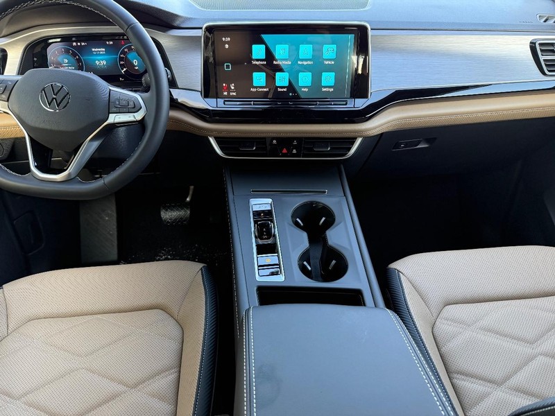 Volkswagen Atlas Cross Sport Vehicle Full-screen Gallery Image 6