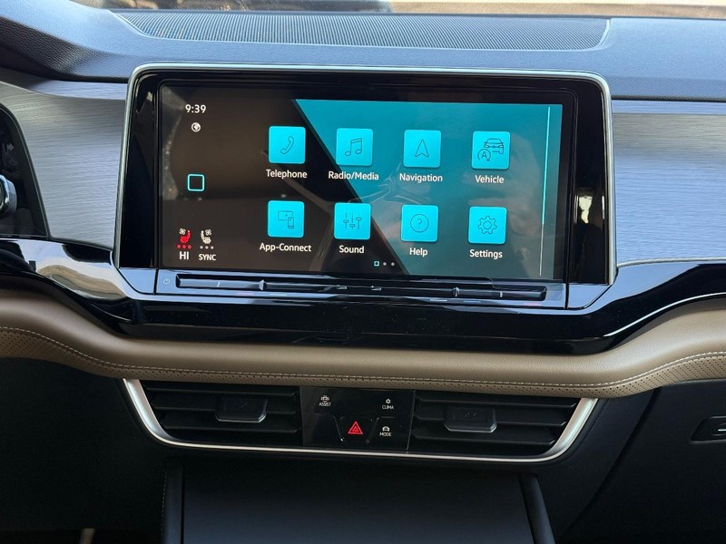 Volkswagen Atlas Cross Sport Vehicle Full-screen Gallery Image 7