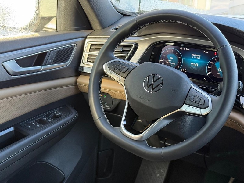 Volkswagen Atlas Cross Sport Vehicle Full-screen Gallery Image 9