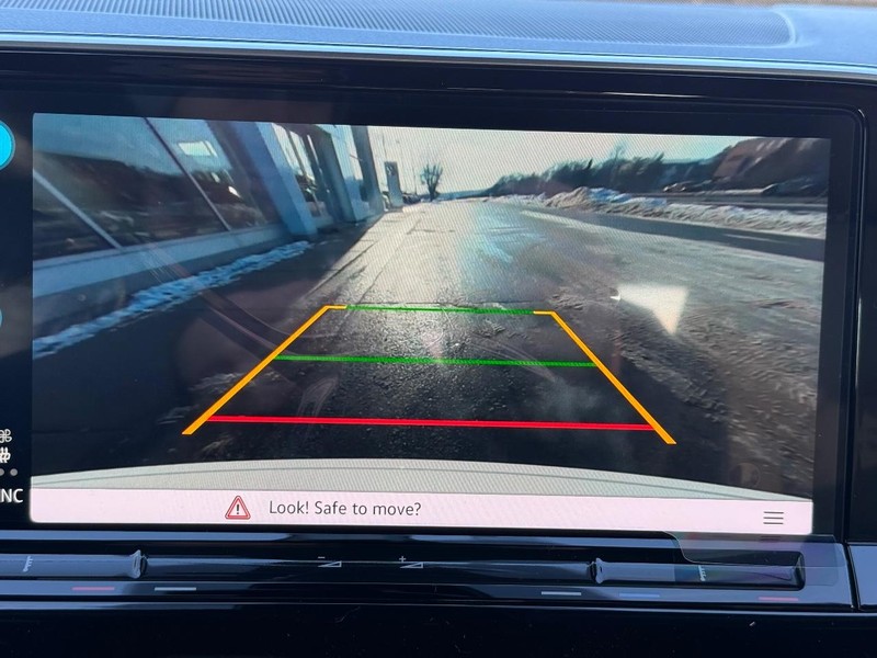 Volkswagen Atlas Cross Sport Vehicle Full-screen Gallery Image 13