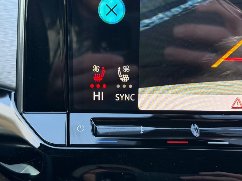 Volkswagen Atlas Cross Sport Vehicle Full-screen Gallery Image 14