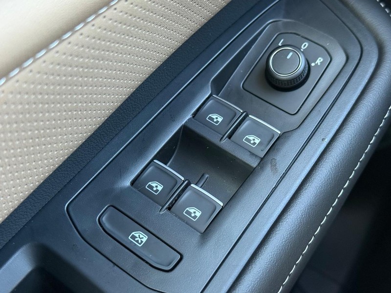 Volkswagen Atlas Cross Sport Vehicle Full-screen Gallery Image 15