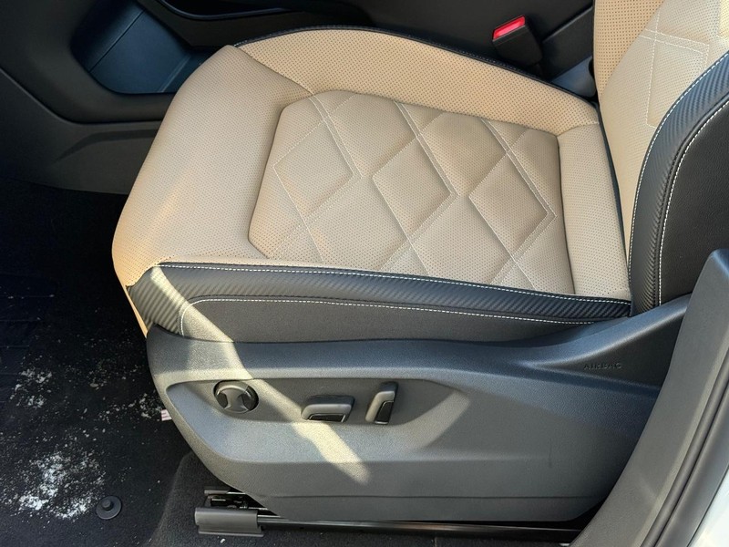 Volkswagen Atlas Cross Sport Vehicle Full-screen Gallery Image 16