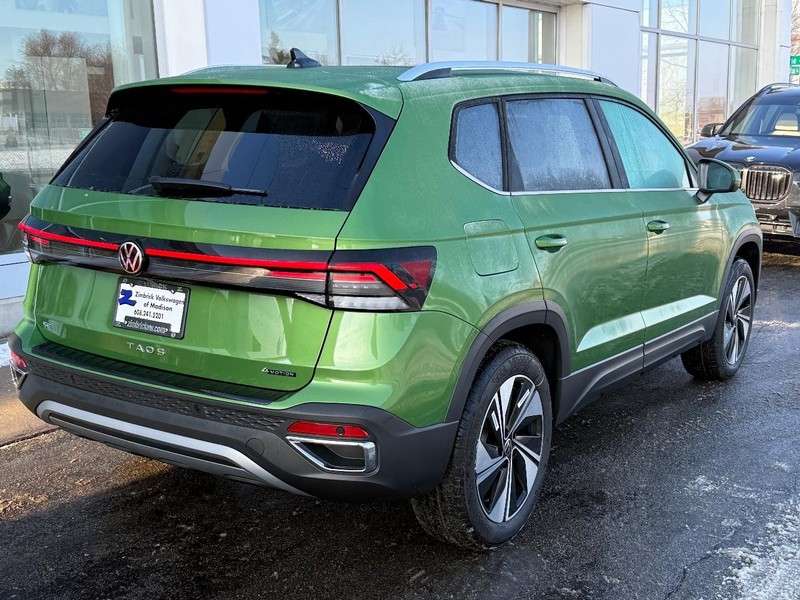 Volkswagen Taos Vehicle Full-screen Gallery Image 3