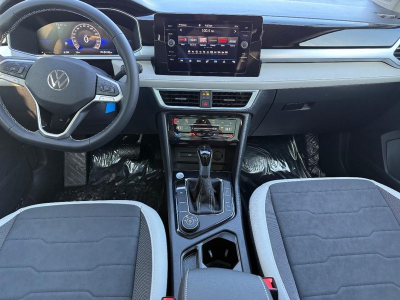 Volkswagen Taos Vehicle Full-screen Gallery Image 6