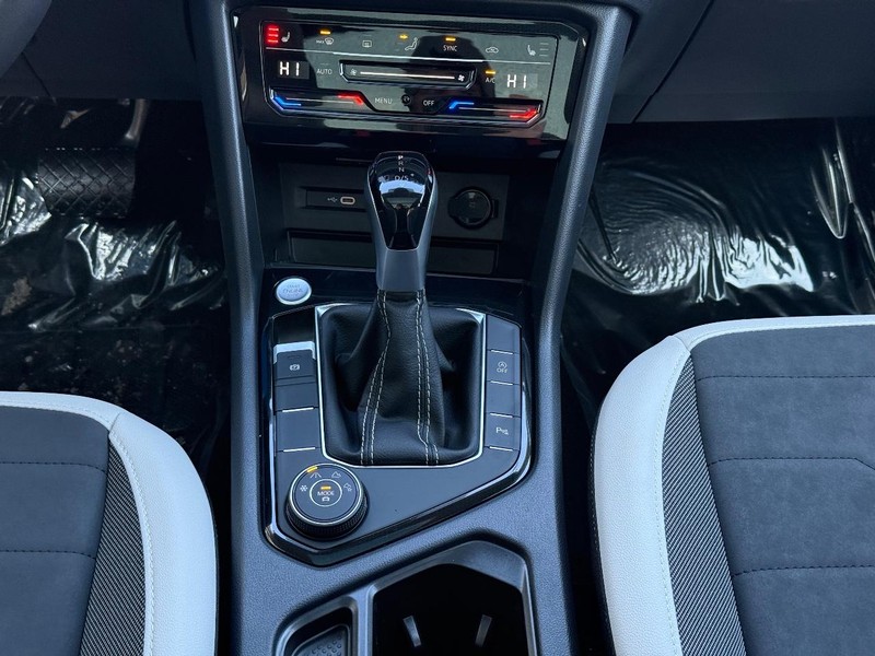 Volkswagen Taos Vehicle Full-screen Gallery Image 8