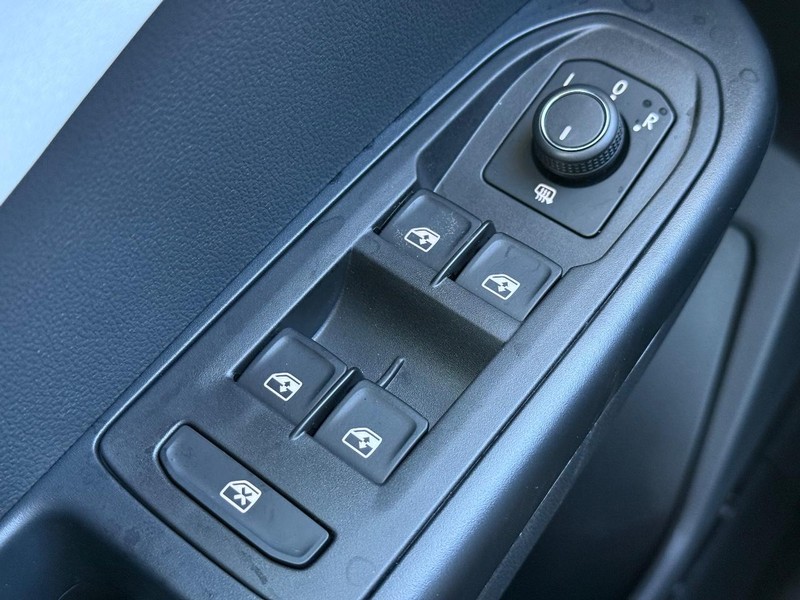 Volkswagen Taos Vehicle Full-screen Gallery Image 15