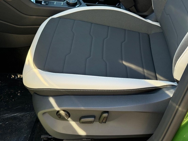 Volkswagen Taos Vehicle Full-screen Gallery Image 16