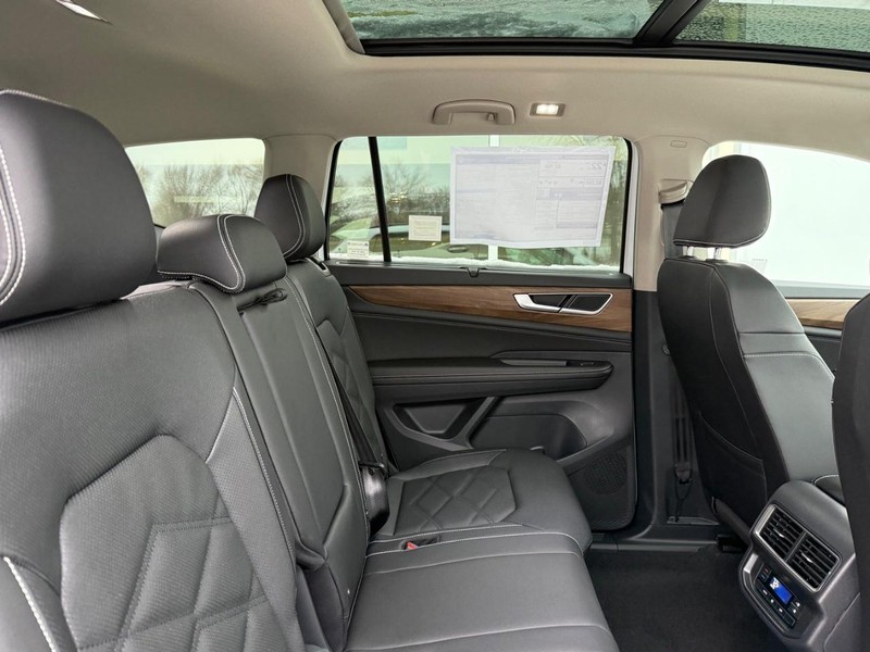 Volkswagen Atlas Vehicle Full-screen Gallery Image 4