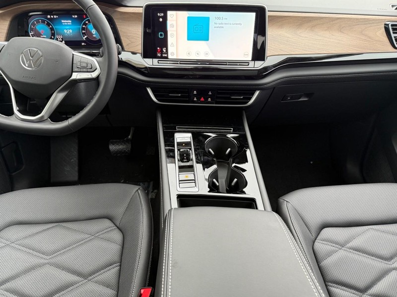 Volkswagen Atlas Vehicle Full-screen Gallery Image 6