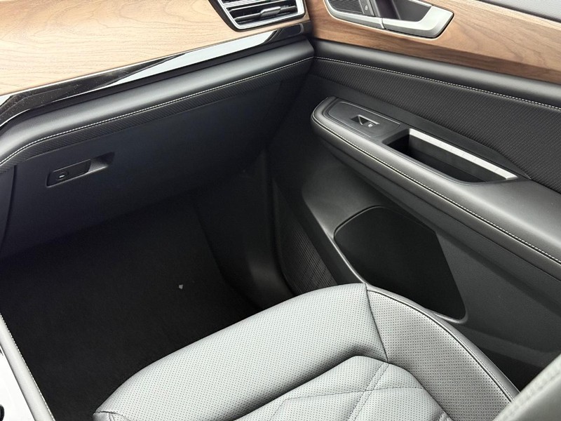 Volkswagen Atlas Vehicle Full-screen Gallery Image 10