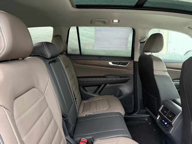 Volkswagen Atlas Vehicle Full-screen Gallery Image 5