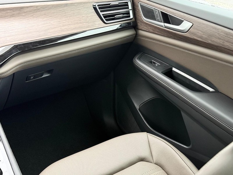 Volkswagen Atlas Vehicle Full-screen Gallery Image 10