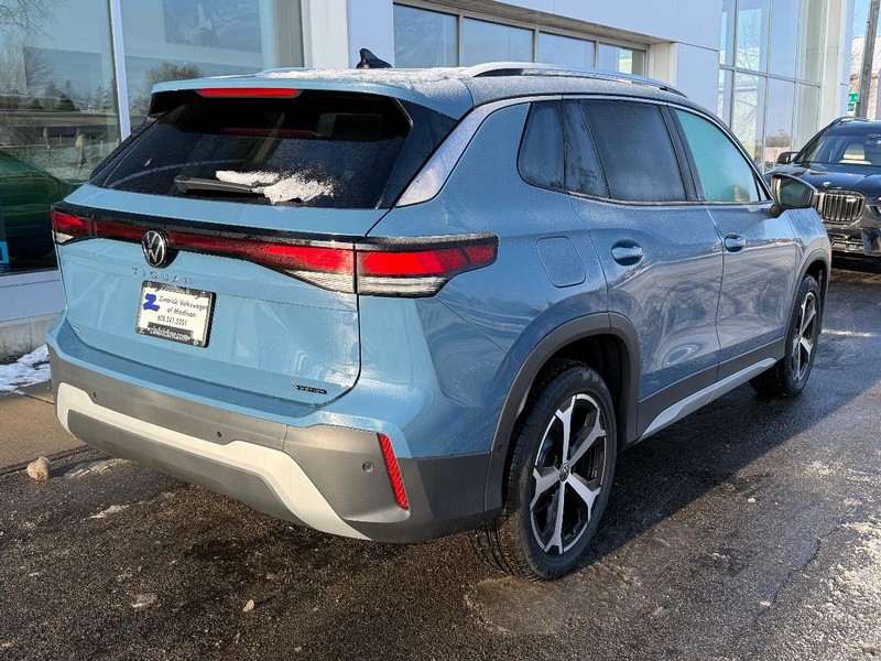 Volkswagen Tiguan Vehicle Full-screen Gallery Image 3