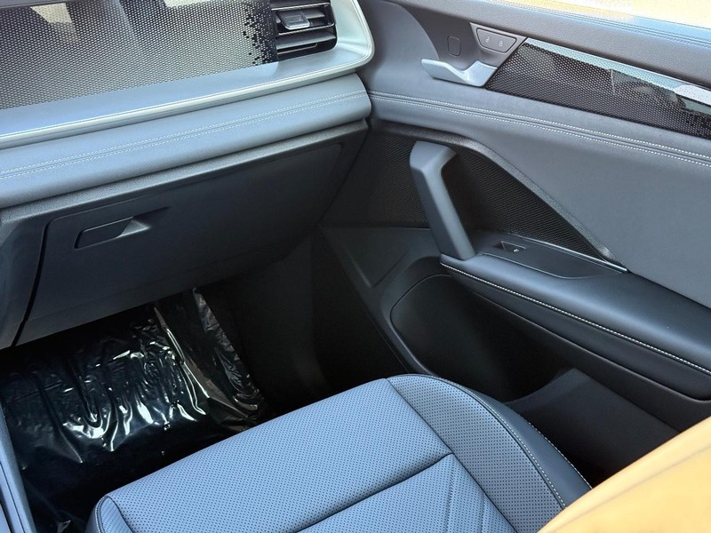 Volkswagen Tiguan Vehicle Full-screen Gallery Image 9