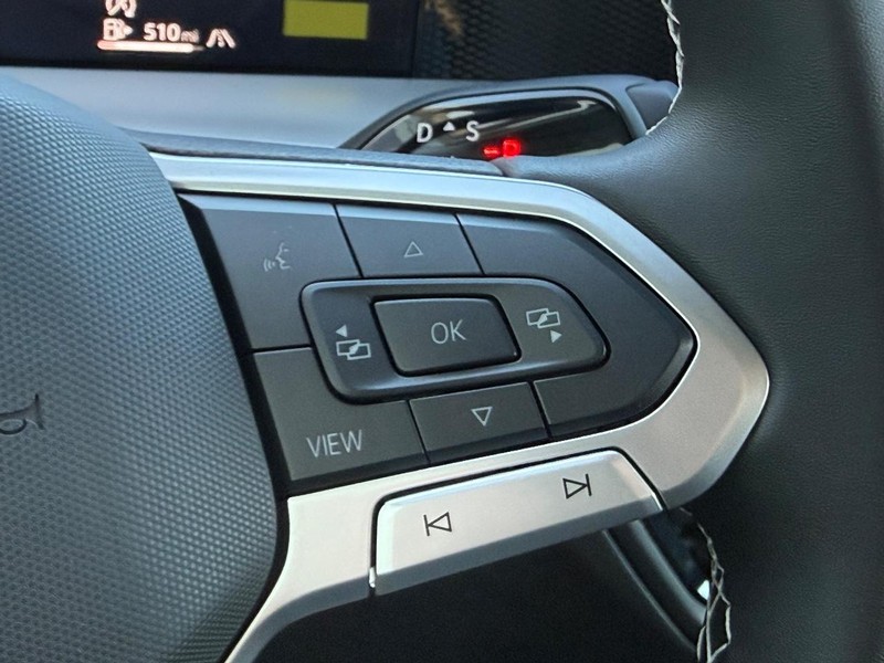 Volkswagen Tiguan Vehicle Full-screen Gallery Image 11