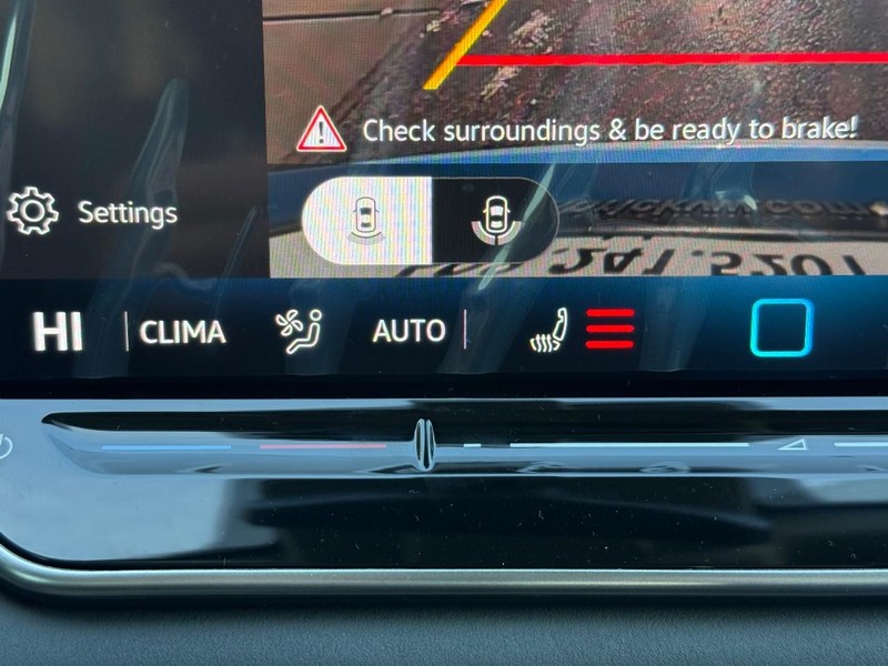 Volkswagen Tiguan Vehicle Full-screen Gallery Image 14