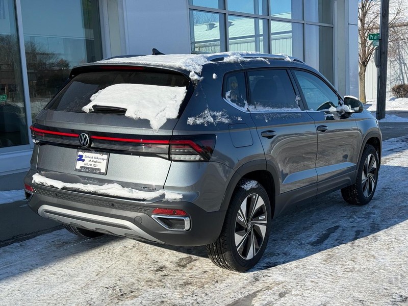 Volkswagen Taos Vehicle Full-screen Gallery Image 3