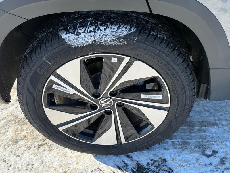 Volkswagen Taos Vehicle Full-screen Gallery Image 4