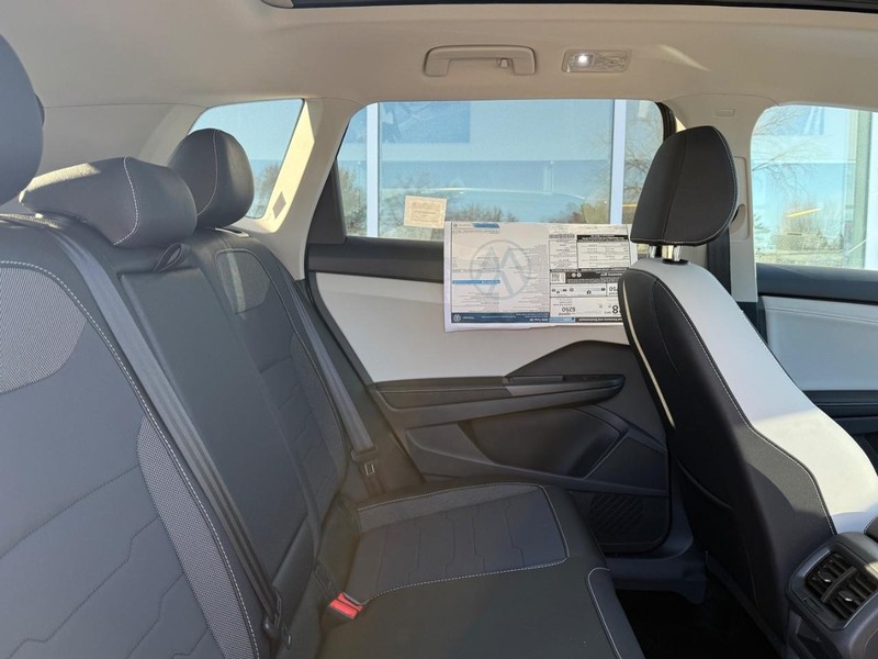 Volkswagen Taos Vehicle Full-screen Gallery Image 5