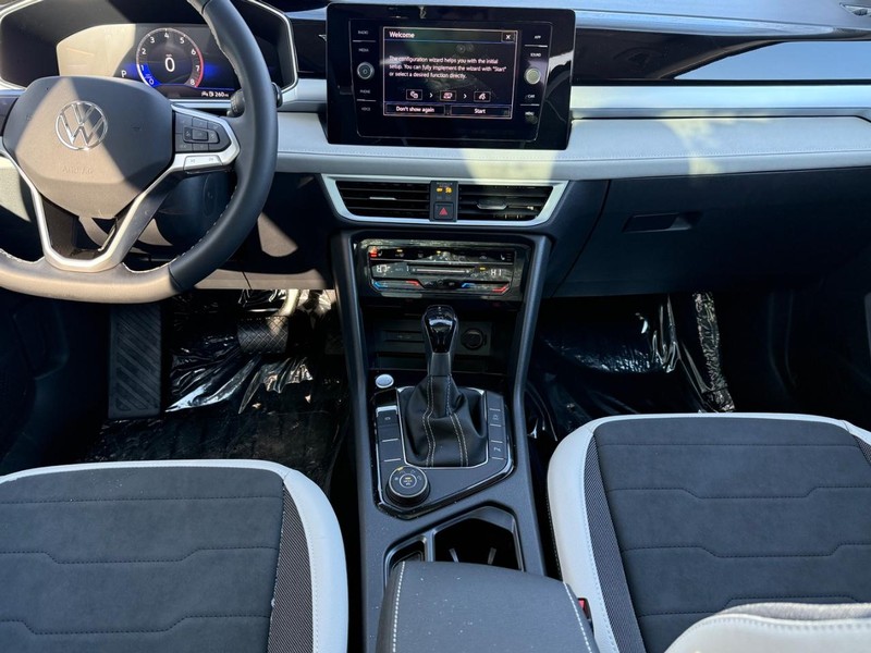 Volkswagen Taos Vehicle Full-screen Gallery Image 6