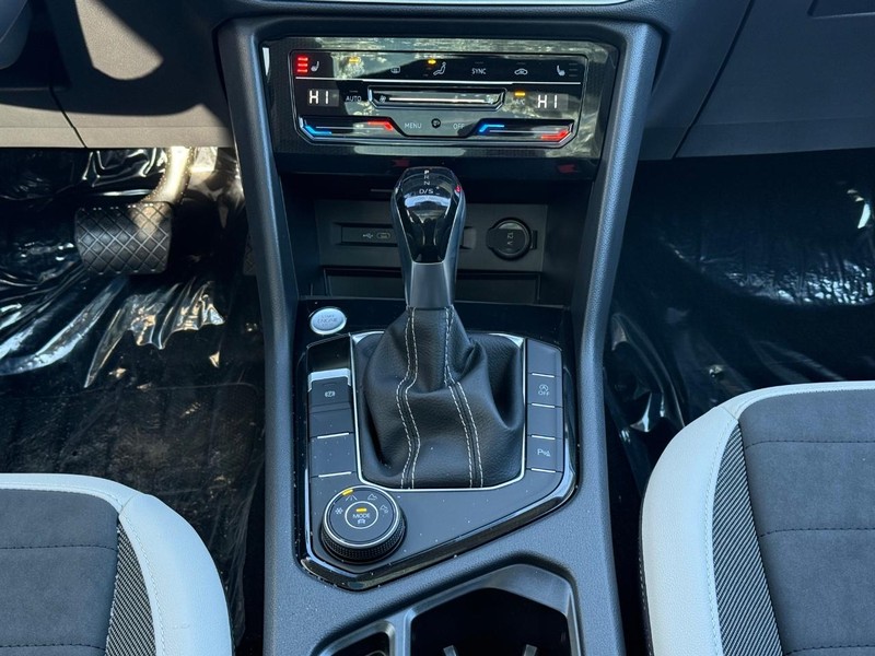 Volkswagen Taos Vehicle Full-screen Gallery Image 8