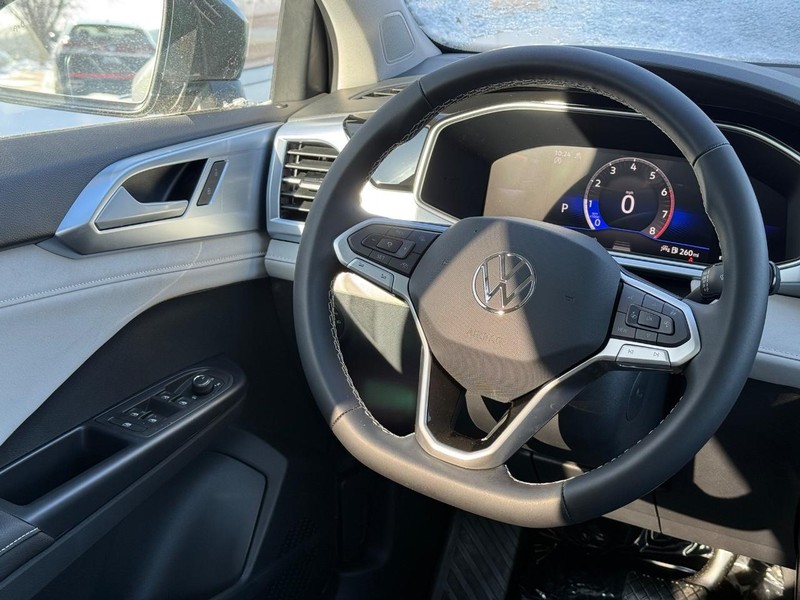 Volkswagen Taos Vehicle Full-screen Gallery Image 9