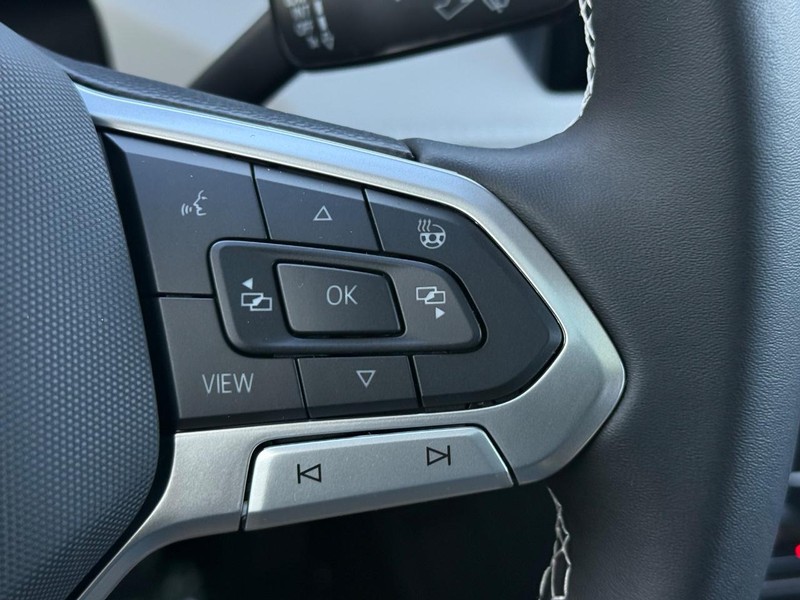 Volkswagen Taos Vehicle Full-screen Gallery Image 12