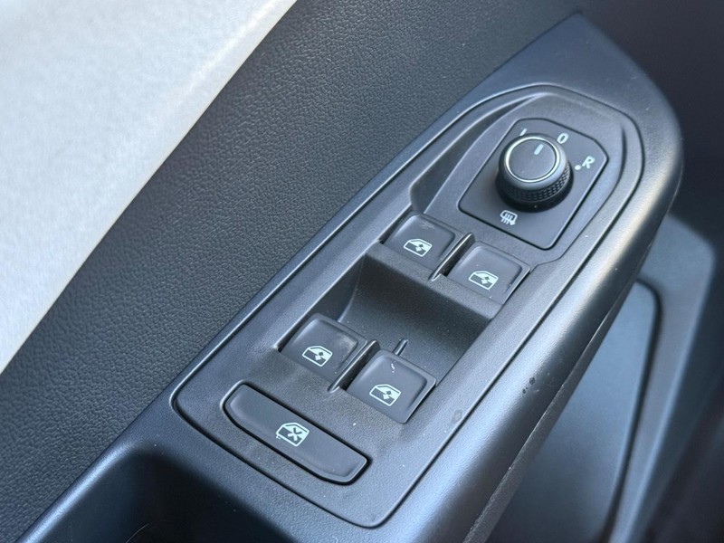 Volkswagen Taos Vehicle Full-screen Gallery Image 15