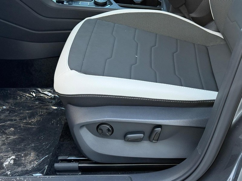 Volkswagen Taos Vehicle Full-screen Gallery Image 16