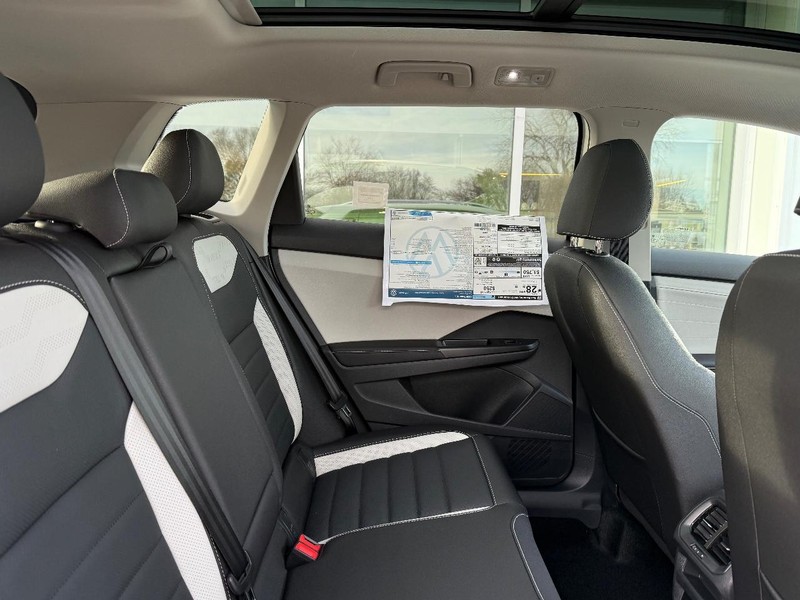 Volkswagen Taos Vehicle Full-screen Gallery Image 5