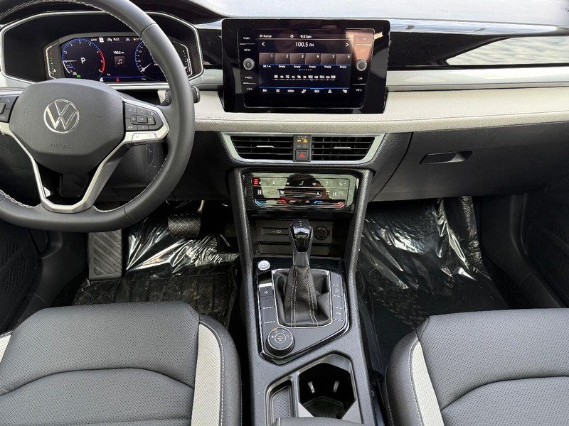 Volkswagen Taos Vehicle Full-screen Gallery Image 6