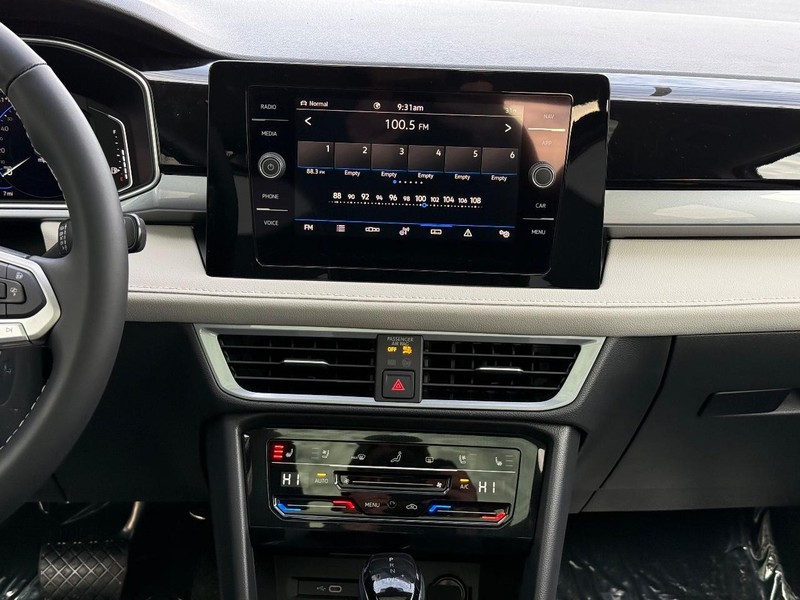 Volkswagen Taos Vehicle Full-screen Gallery Image 7