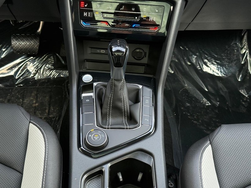 Volkswagen Taos Vehicle Full-screen Gallery Image 8