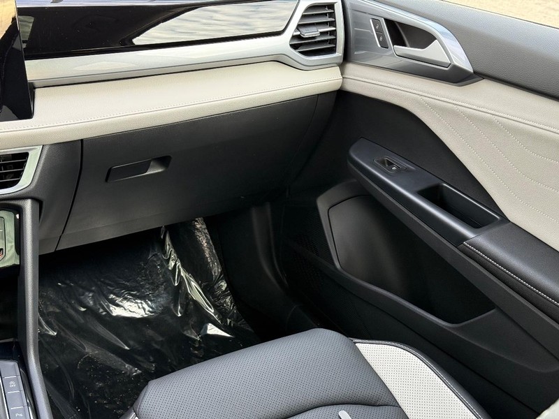 Volkswagen Taos Vehicle Full-screen Gallery Image 10