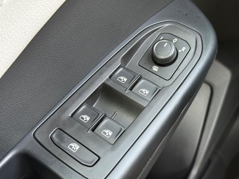 Volkswagen Taos Vehicle Full-screen Gallery Image 15